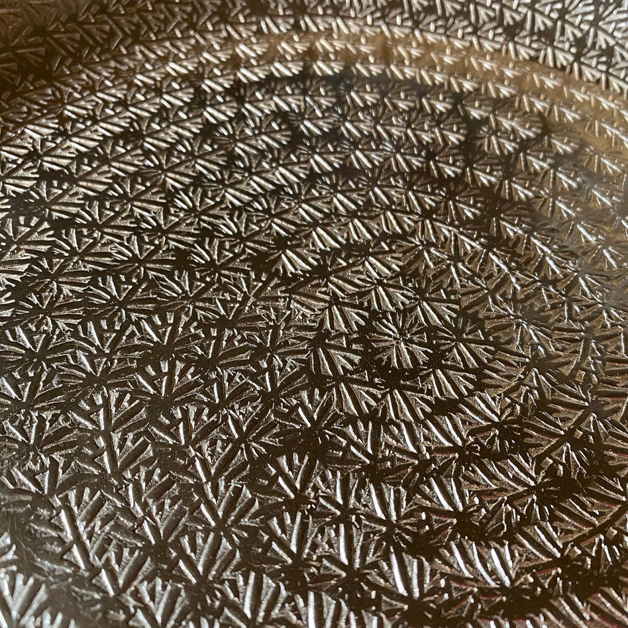 Dekorativ rundt metalbakke ø28 cm – hamret, sølv eller guld