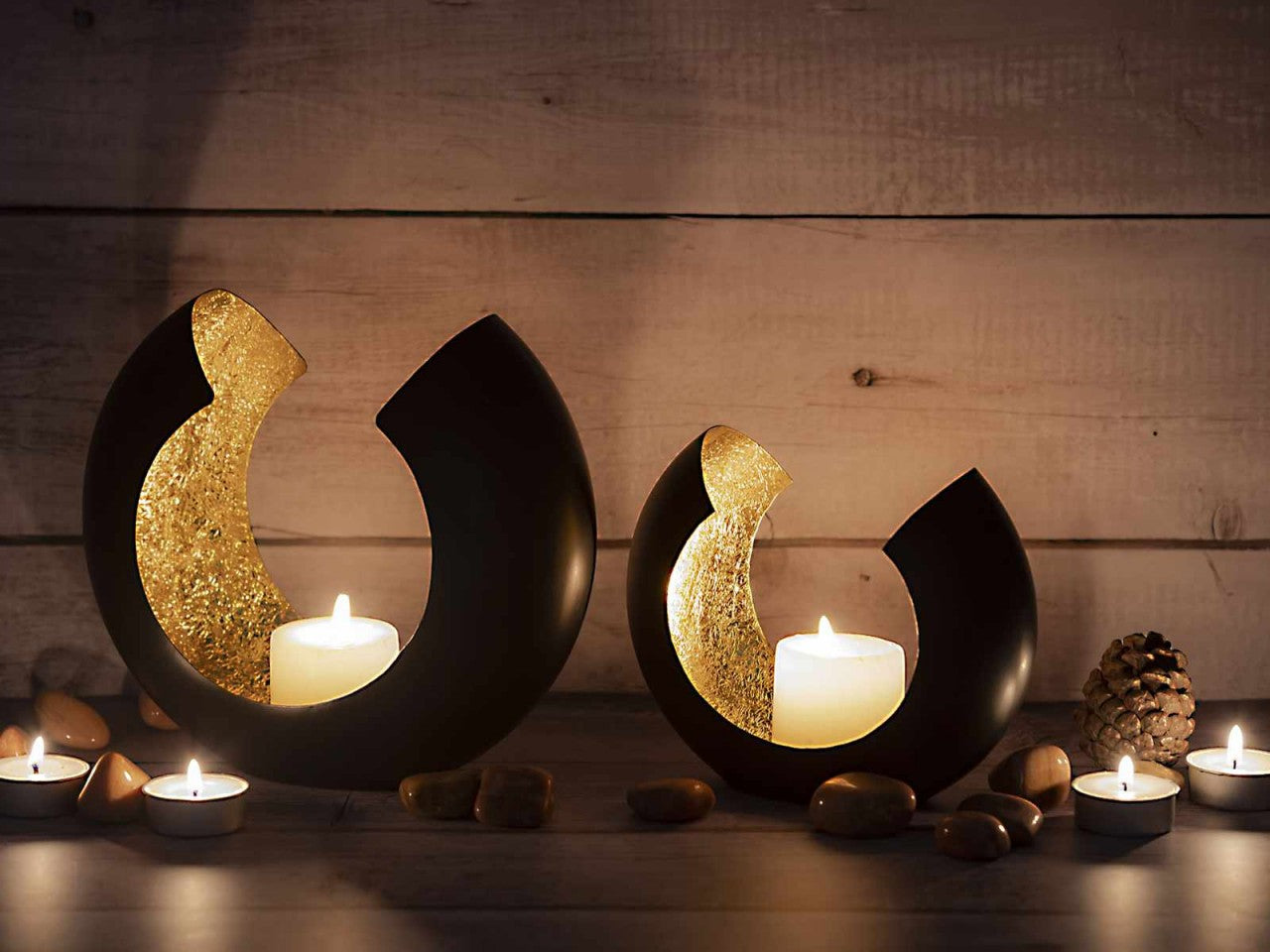 Fyrfadsstage sæt 24 stk. – Omega, sort mat med guld